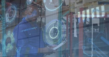 AR verilerini gözden geçiriyorum, teknisyenlerin depo koridorundaki metal raflarda kutuları tarayıp pano tutmalarını izliyorum. Teknoloji, lojistik, sanayi, dijital, depolama, yenilik, veri