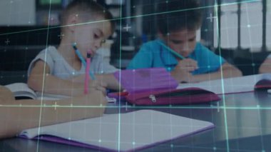 Sınıf arkadaşları notlar yazıyorlar, eğitim düzeyini yükseltmek için sistem örtüşüyor, kız duraklıyor ve gülümsüyor. İşbirliği, eğitim, öğrenme, yenilik, gençlik, konsantrasyon, akademik