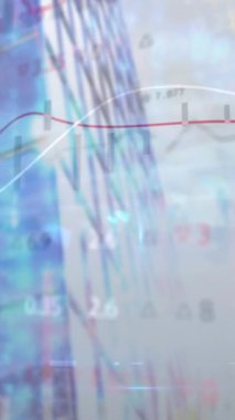 Şehir manzarası üzerinde veri işleme animasyonu. küresel iş, finans, bağlantılar ve dijital arayüz konsepti dijital olarak oluşturulmuş video.