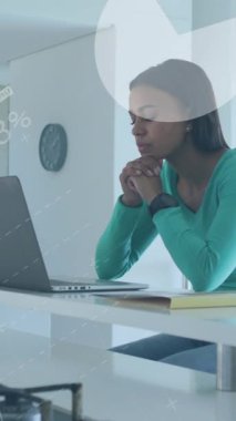 Afro-Amerikan bir kadının dizüstü bilgisayarında video kaydı olması üzerine istatistiksel veri işleme animasyonu. Küresel ağ ve iş veri teknolojisi kavramı