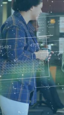 Muhtelif meslektaşların ofiste toplanmasıyla ilgili veri işleme animasyonu. Küresel iş, finans, iletişim ve dijital arayüz kavramı dijital olarak oluşturulmuş video.