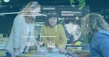 Ekip üyesi AR veri grafikleri ve çizimler üzerinde işbirliği yapmak için tablet kaydırıyor. İşbirliği, yenilik, teknoloji, veri görselleştirme, takım çalışması, dijital arayüz, modern ofis