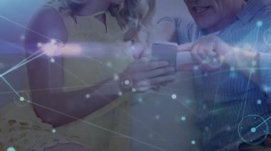 Çift telefon ekranı paylaşım teknolojisini keşfederken animasyon ağ grafikleri titreşiyor. Bağlantı, iletişim, samimiyet, teknoloji, sosyal, dijital, kablosuz