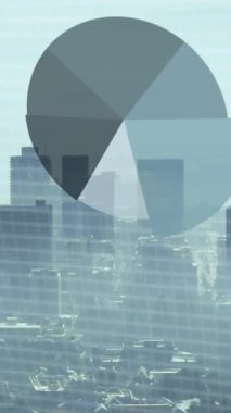 Şehirdeki finansal veri işleme animasyonu. Küresel iş, finans, hesaplama ve veri işleme kavramı dijital olarak oluşturulmuş video.