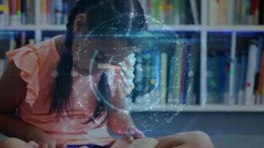 Kız kütüphanede kitap açıyor, parçacıklar dijital dünyaya yükseliyor ve eğitim için ağ çizgileri oluşturuluyor. Fantezi, yenilik, merak, öğrenme, teknoloji, hayal gücü, keşif