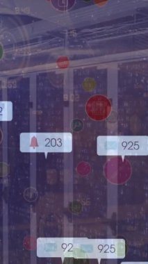 Sosyal medya simgeleri ve şehirlerdeki numaralar ile bağlantı ağının animasyonu. Küresel sosyal medya bağlantıları ve dijital arayüz konsepti dijital olarak oluşturulmuş video.