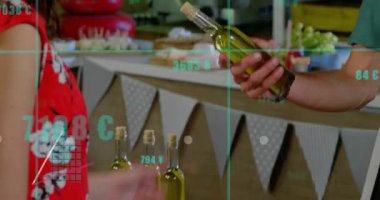 Müşteri zeytinyağı alırken, satıcı şişeleri ve perakende satış tablolarını dinamik bir şekilde büyütüyor. Gurme, perakende, zanaatkar, sunum, pazar, sürdürülebilirlik, ticaret