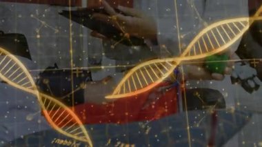 Bilimadamları laboratuvar robotunun eline küreyi yerleştiriyor ve DNA analizi için DNA hologramlarını değiştiriyor. Biyoteknoloji, yenilik, gelecek, dijital, kesinlik, araştırma, veri