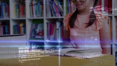 Eğitimi geliştiren ikili kod grafikleri kullanırken parmak izi kullanarak gözlük takan bir kız. Gençlik, okur yazarlık, yenilik, eğitim, teknoloji, merak, öğrenim