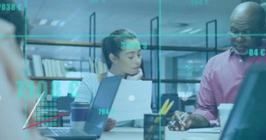 İş dünyası veri şebekesini tartışan meslektaşlar görünüm örtüşür ve bar grafikleri haritalama büyümesini başlatırlar. İşbirliği, analitik, modernite, takım çalışması, dijital ilerleme, yenilik