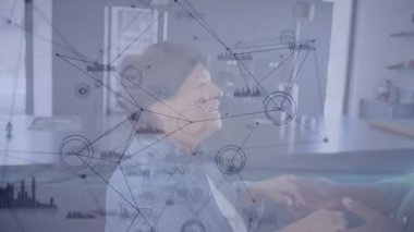 Son sınıf kadın tıkırtı cihazı mutfakta oğlunun sunduğu teknoloji ağı örtüsü. Yaşlılar, yenilik, bağlantı, nesiller arası, çağdaş, iletişim, yaşam tarzı