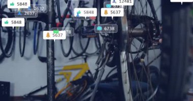 Tamirci dükkânda dönen bisiklet çarkı hassas gerilim ayarlarını gösteren yüzen sosyal simgelere neden oluyor. Onarım, bakım, araç, işçilik, dijital bağlantı, kesinlik