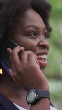 Akıllı telefon kullanan Afrikalı Amerikalı bir kadının veri işleme animasyonu. Küresel iş, finans ve dijital arayüz kavramı dijital olarak oluşturulmuş video.