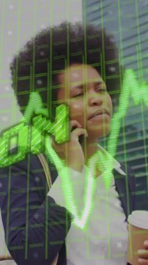 Akıllı telefon kullanan Afro-Amerikan kadının iş verilerinin animasyonu. Küresel iş, bağlantılar ve veri işleme kavramı dijital olarak oluşturulmuş video.
