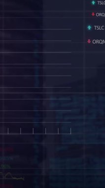 Çoklu grafik ve borsa verilerinin geceleri siluet binalarda dolaşması. Dijital bileşik, işletme, rapor, finans, ekonomi, yatırım, mimari ve şehir konsepti.
