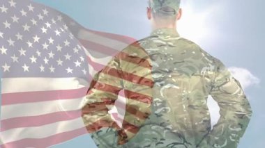 Bayrak hareketini yoğunlaştıran asker askeri duruşta selam vermek için sağ kolunu kaldırıyor. Vatanseverlik, disiplin, adanmışlık, yiğitlik, esneklik, onur, milliyetçilik