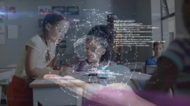 İki öğrenci, AR küresi gelişen eğitimi artırırken matematik problemlerini çözen çalışma kitabına işaret ediyor. İşbirliği, eğitim, teknoloji, yenilik, öğrenme, dijital, sınıf