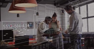 Meslektaşlar klasör açıyor ve AR çizelgelerini gösteriyor. Teknoloji ofisindeki verileri analiz ediyorlar. İşbirliği, yenilik, teknoloji, veri görselleştirme, takım çalışması, modernleşme, dijital etkileşim