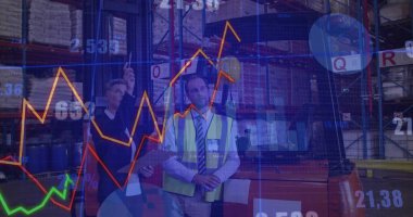 Spor ceketli kadın ve çelik yelekli adam depoda envanter analizi yapıyor. Tablet ve veri örtüleri var. Lojistik, veri, analitik, sanayi, iş, teknoloji, yazışmalar