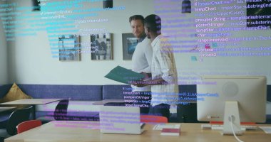 Yazılım görevlerini tartışan iş arkadaşları masada dizüstü bilgisayar ve kod kaplamalarıyla duruyorlar. İşbirliği, yenilik, takım çalışması, modern tasarım, çalışma alanı, teknoloji, üretkenlik