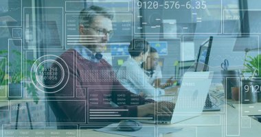 Kırmızı süveter ve gözlük takan daktilo ekibi açık ofis masasında dizüstü bilgisayar ve çizelgelerle öncülük ediyor. İşbirliği, üretkenlik, teknoloji, profesyonel, takım çalışması, modern, çalışma alanı