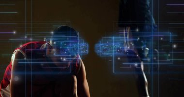 Çömelmiş erkek atlet, ayakta duran bir partnerle karanlık stüdyoda koşuyor ve mavi AR 'ı yansıtıyor. Spor, eğitim, fütüristik, teknoloji, rekabet, robotik, yenilik