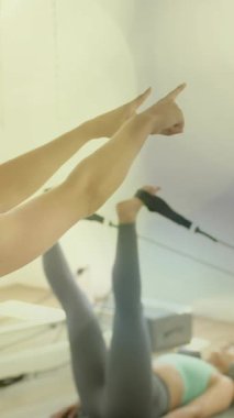 Yenilikçi makine üzerinde başka bir alıştırma yaparken kadın işaret ediyor. Fitness animasyonu sona erdi. egzersiz, pilates, eğitim, sağlık, sağlık, eğitmen