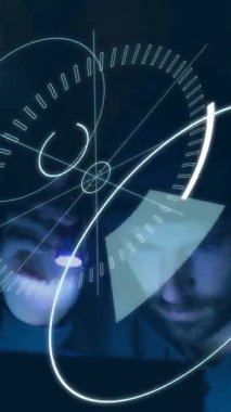 Fütüristik daire 5g 4k etrafında hareket ederken karanlık bir odada bir dizüstü bilgisayar kullanarak kafkas bir hacker dijital kompozit