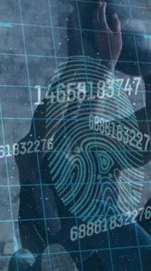 Afrika kökenli Amerikalı çiftin egzersiz sırasında veri işleme animasyonu. Küresel iş ve dijital arayüz kavramı dijital olarak oluşturulmuş video.