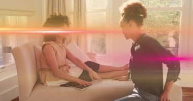 Partnerin elinde tablet tutarken diz çöküp yüzük kutusunu açıyor ve hayat tarzı için nişan öneriyor. Romantizm, bağlılık, kutlama, samimiyet, şefkat, modern, sıcak