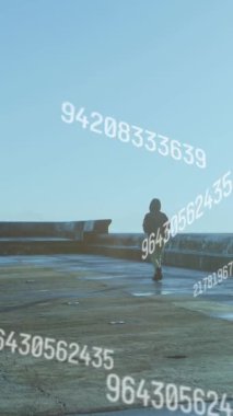 Rıhtımda yürüyen kadının veri işleme animasyonu. Küresel hesaplama, dijital arayüz ve veri işleme kavramı dijital olarak oluşturulmuş video.