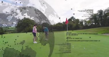 İki golfçü teknoloji kaplamasını başlatıyor, topları inceliyor, vuruşu yapıyor ve hassasiyeti analiz ediyor. Golf, eğlence, açık hava, spor, işbirliği, yenilik, dijital