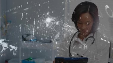 Doktor, hemşire röntgen filmlerini güvenlik verileriyle karşılaştırırken kod haritasının örtüşmesine neden olan notları inceliyor. Gelecek, sağlık, dijital, işbirliği, yenilik, teknoloji, profesyonellik