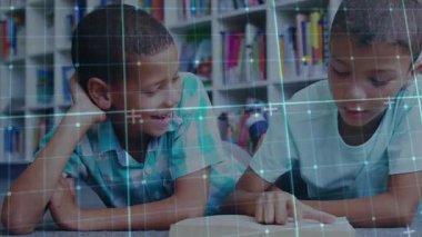 İki çocuk halıya uzanıp açık kitabı göstererek dijital kaplamayı etkinleştiriyor ve okuma alıştırması yapıyor. Çocuklar, eğitim, işbirliği, öğrenme, okuryazarlık, kütüphane, takım çalışması