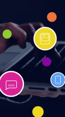 Ofiste dizüstü bilgisayar kullanan bir adamın orta kesimine karşı sosyal medya simgelerinin canlandırılması. Sosyal medya ağı ve iş teknolojisi kavramı