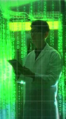 Asyalı teknisyen ve bilgisayar sunucuları üzerinde veri işleme ve ikili kodlama animasyonu. Küresel hesaplama, dijital arayüz ve veri işleme kavramı dijital olarak oluşturulmuş video.