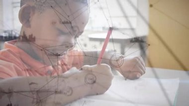 Öğrenci çocuk, masa üstünde kırmızı kalem yazıları tutuyor, ağ örtüleri dijital öğrenimi gösteriyor. Çocuklar, eğitim, teknoloji, yaratıcılık, konsantrasyon, odaklanma, büyüme