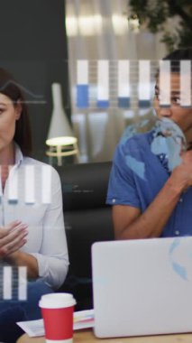 Ofisteki çeşitli iş adamları üzerinde veri işleme animasyonu. Küresel iş ve dijital arayüz kavramı dijital olarak oluşturulmuş video.