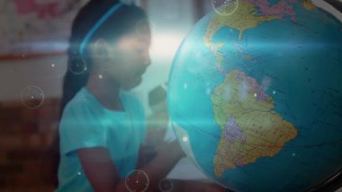 Sınıfta coğrafya notları yazarak verileri üst üste koyan küresel tıklama noktasını inceleyen kız. Eğitim, öğrenim, keşif, teknoloji, akademi, gençlik, kök