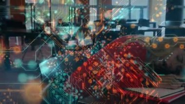 Çalışma masasında uyuyakalan orta yaşlı bir kadın çalışma sürecini sembolize eden devre grafikleri üretiyor. Konsantrasyon, yenilik, teknoloji, ilham, tefekkür, çalışma alanı, ortam