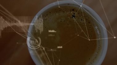 Tahta yüzey üzerindeki bardağın etrafında soluk çizgiler büyüyen ağ düğümlerini veri kaplamasına dönüştürüyor. Teknoloji, analitik, görselleştirme, fütüristik, yenilik, bankacılık, dijital