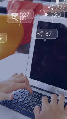 Okulda, sosyal medya bildirimleri içeren dizüstü bilgisayar kullanan bir çocuk. Teknoloji, iletişim, dijital, ağ, bağlantı, internet