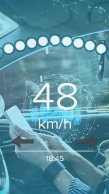 VR kulaklıklı beyaz kadın arabasında otururken araba arayüzü animasyonu. küresel ulaşım, teknoloji ve dijital arayüz kavramı dijital olarak oluşturulmuş video.