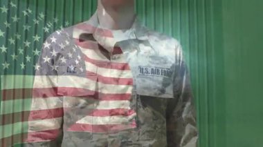 3 'lü hava kuvvetleri mensubu kollarını kaldırarak savunma teknolojisini bayrak kaplaması ile selamladı. Ordu, selam, vatanseverlik, disiplin, cesaret, açık hava, güneş ışığı