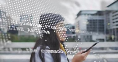 Yürüyüş yolunda telefondan suni teneffüs yapan, dünya haritasını meşgul eden ve teknoloji için kod üstüste binen biri. Teknoloji, bağlantı, şehir, iletişim, dijital, yenilik, modern