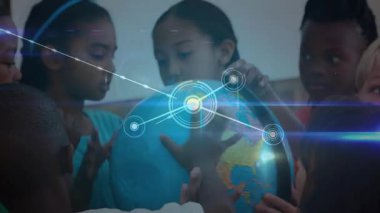 Çocuklar dünyaya el koyuyor kıtaları inceliyor aynı zamanda küresel bağlantıların haritasını çıkarıyorlar. İşbirliği, eğitim, teknoloji, yenilik, takım çalışması, çeşitlilik, öğrenim