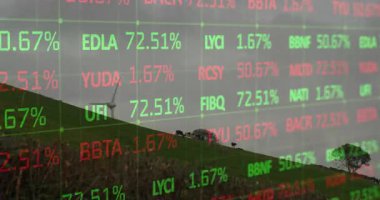 Türbin dönen bıçaklar çıktıyı gösteren değerleri değiştirirken dijital şebeke tepede kodları başlatıyor. Yenilenebilir, sürdürülebilirlik, yeşil enerji, teknoloji, yenilik, çevre, gelecek