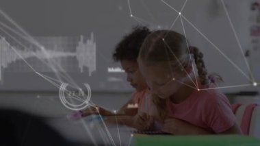 Sınıfta yazılar yazan öğrenciler, iş yerinde ortaya çıkan ağ göz gezdirme ve gülümseme ile örtüşüyor. Öğrenme, işbirliği, teknoloji, eğitim, yaratıcılık, odaklanma, yenilik