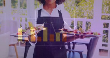 Sunucu verandada tepsiler tutuyor, grafikler ortaya çıkan servis büyümesini kaplarken yakınlaştırıyor. Konukseverlik, ikram, sunum, analitik, büyüme, profesyonel, enerjik