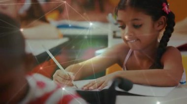 Kız öğrenci eğitim sırasında eğilip yazarken, ağ bağlantısı yoğunlaşıyor. Öğrenme, konsantrasyon, okuryazarlık, çocukluk, eğitim, odak, yaratıcılık